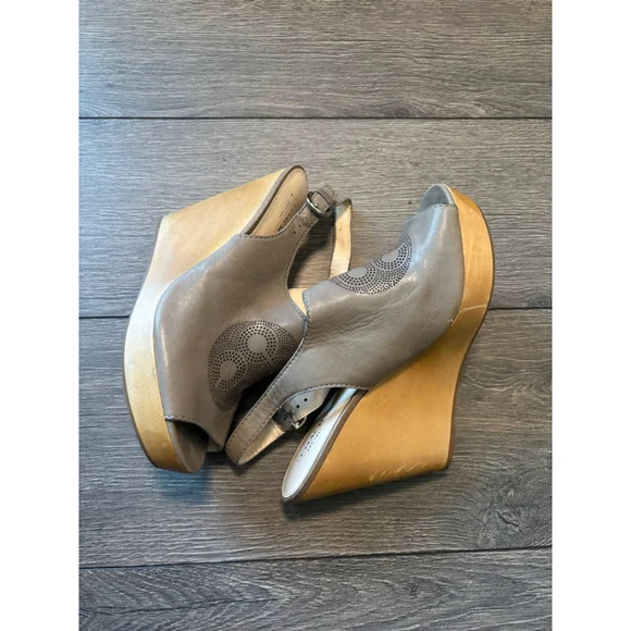 Coach Jade Wedge Platform Leather Laser Cut-out Open Peep Toe Taupe Gray W
11B - Picture 6 of 12